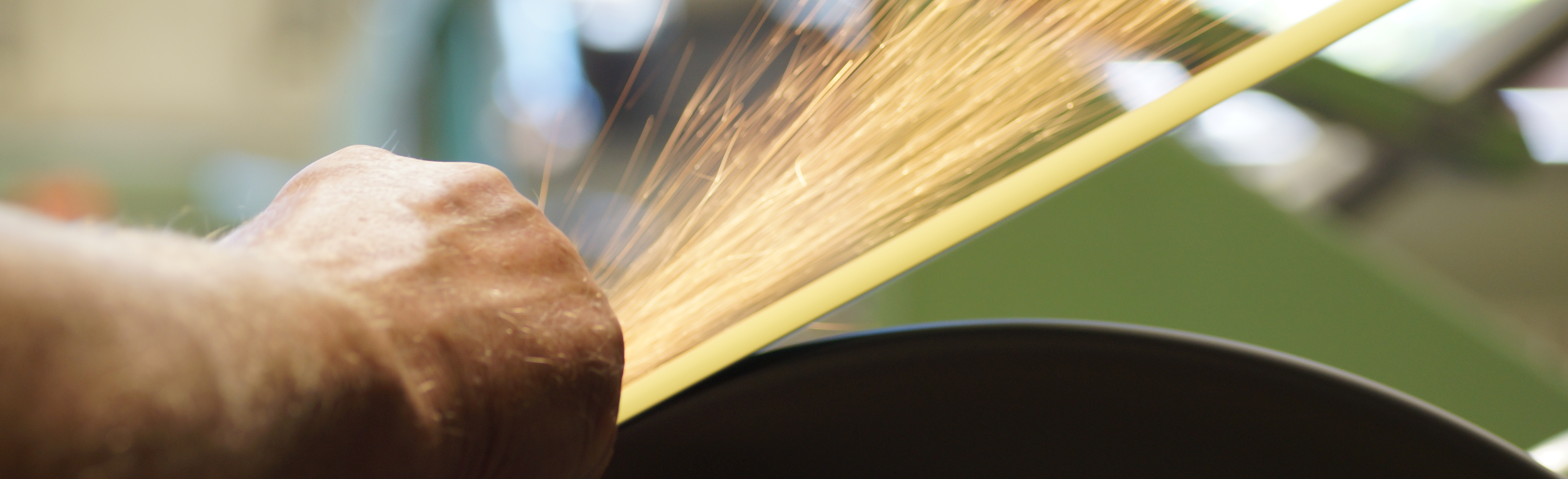 Chirurgiemechaniker beim Schleifen von chirurgischen Instrumenten